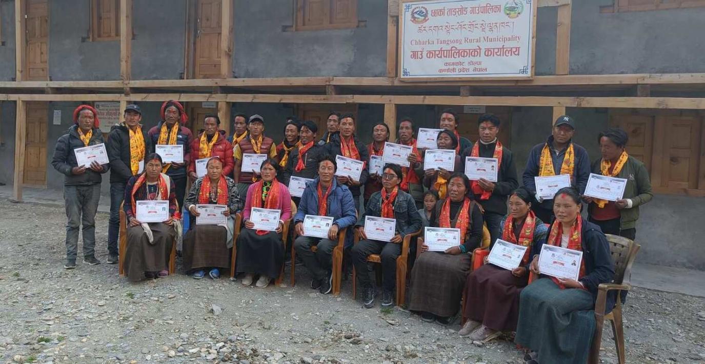 नवनिर्वाचित जनप्रतिनिधिहरुलाई प्रर्माणपत्र वितरण।